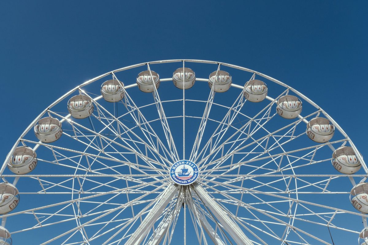 Großes Riesenrad vor strahlend blauem Himmel.