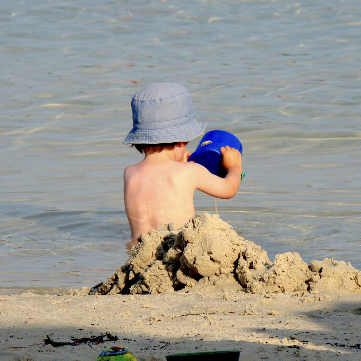 Kleine Sandburg-Baumeister am Werk