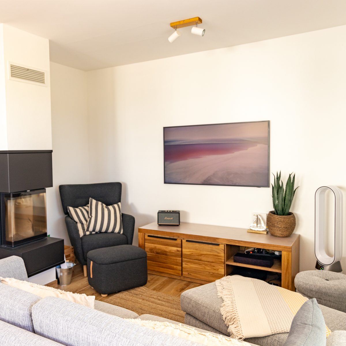 Behagliches Wohnzimmer mit stilvoller Einrichtung und warmen Farben.