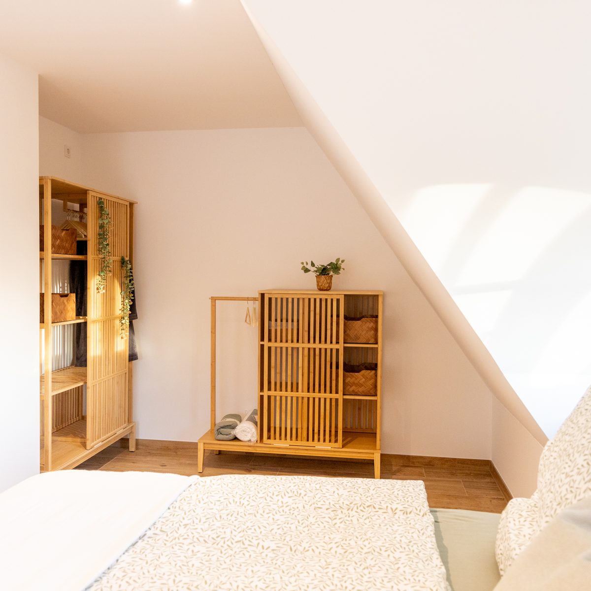 Stilvolle Kleiderschrankecke im Schlafzimmer mit natürlicher Beleuchtung.