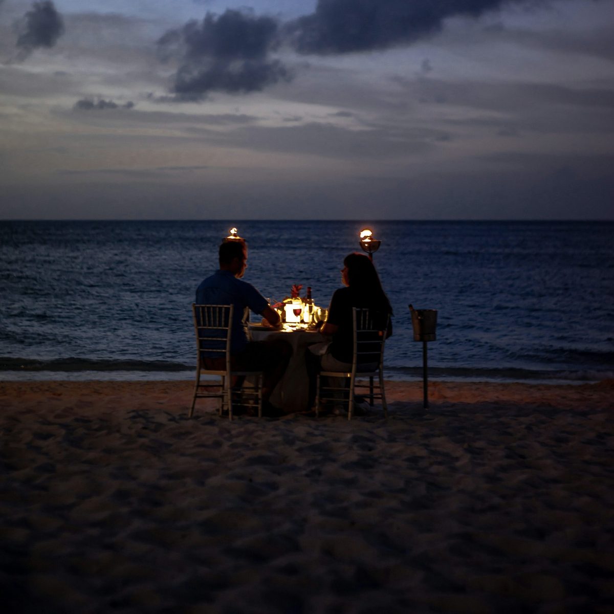 Stranddinner bei Dämmerung
