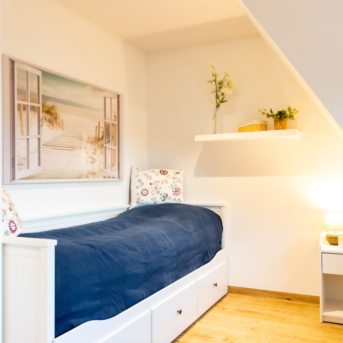 Behagliches, kleines Schlafzimmer mit ausziehbarem Bett für bis zu zwei Personen und heiterer S