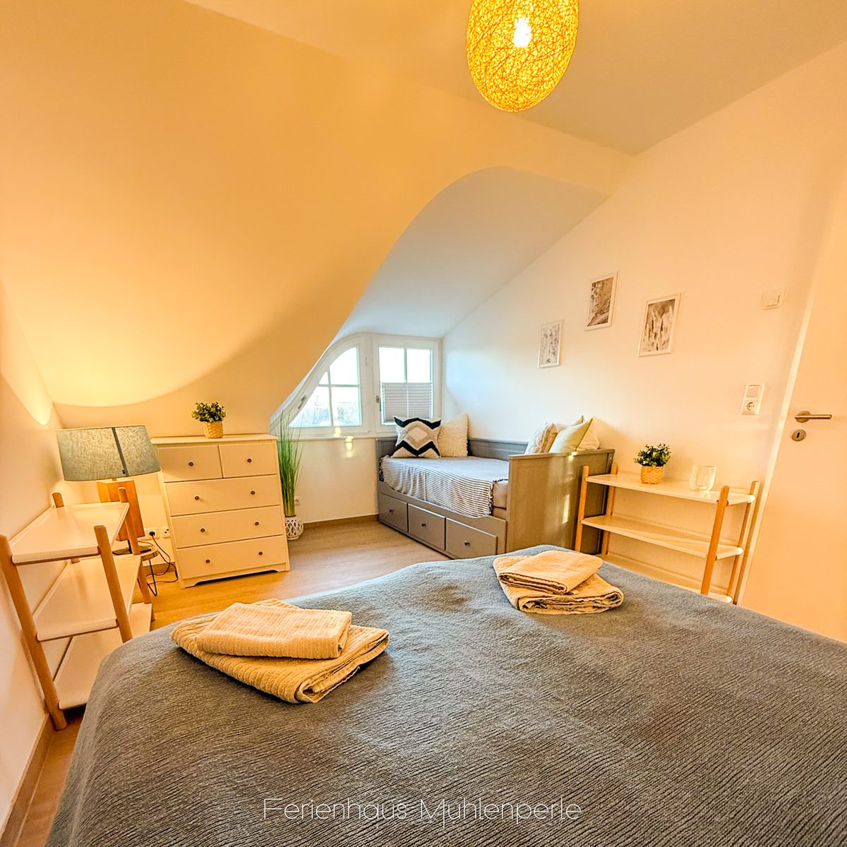 Gemütliches Schlafzimmer mit Queensize-Boxspringbett und ausziehbarem Queensize-Bett im Ferienh