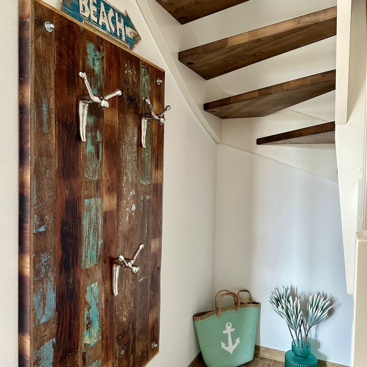 Einzigartige Garderobe im Treppenhaus mit maritimen Akzenten.