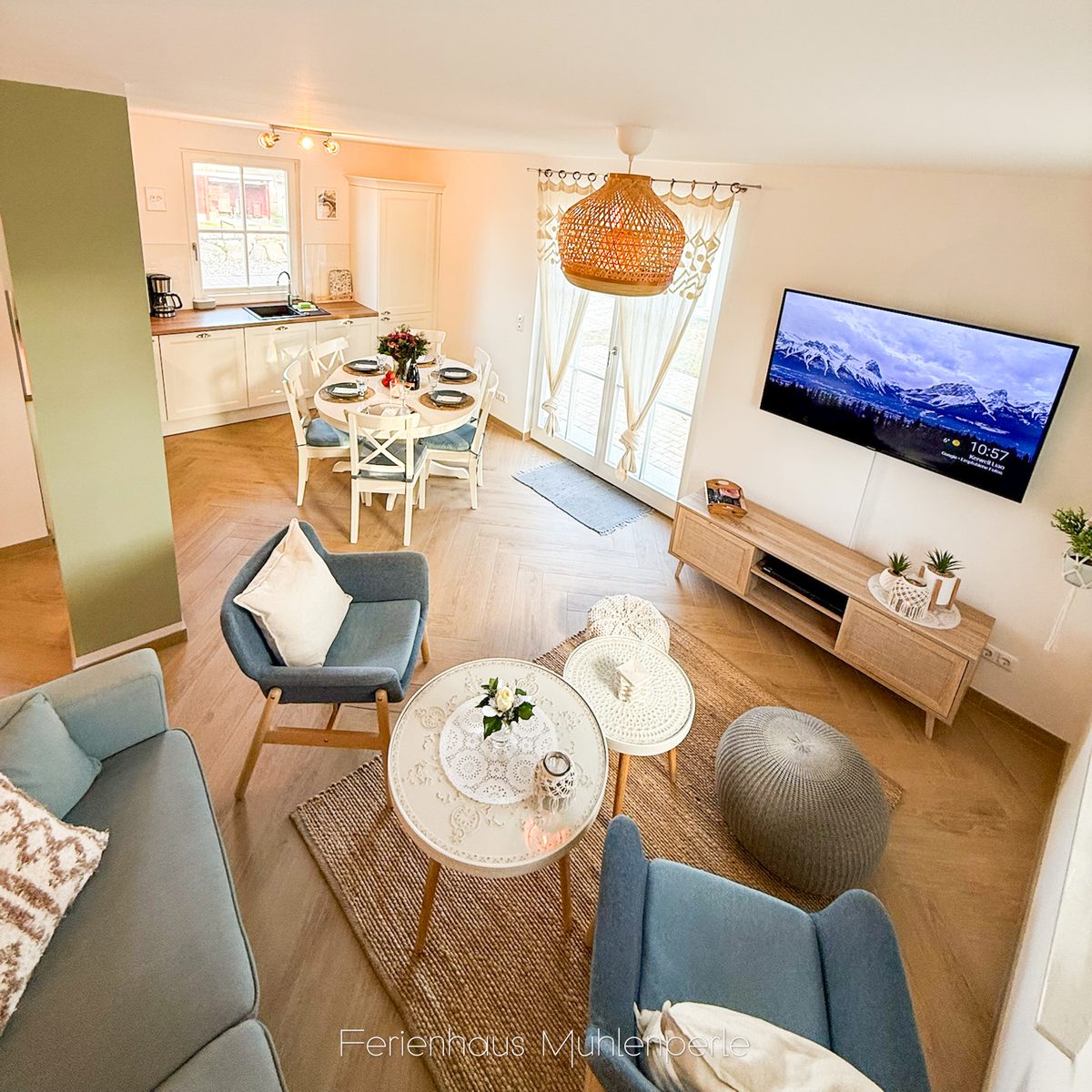 Gemütlicher Wohn- und Essbereich im Ferienhaus Mühlenperle mit moderner Einrichtung, Smart-TV u