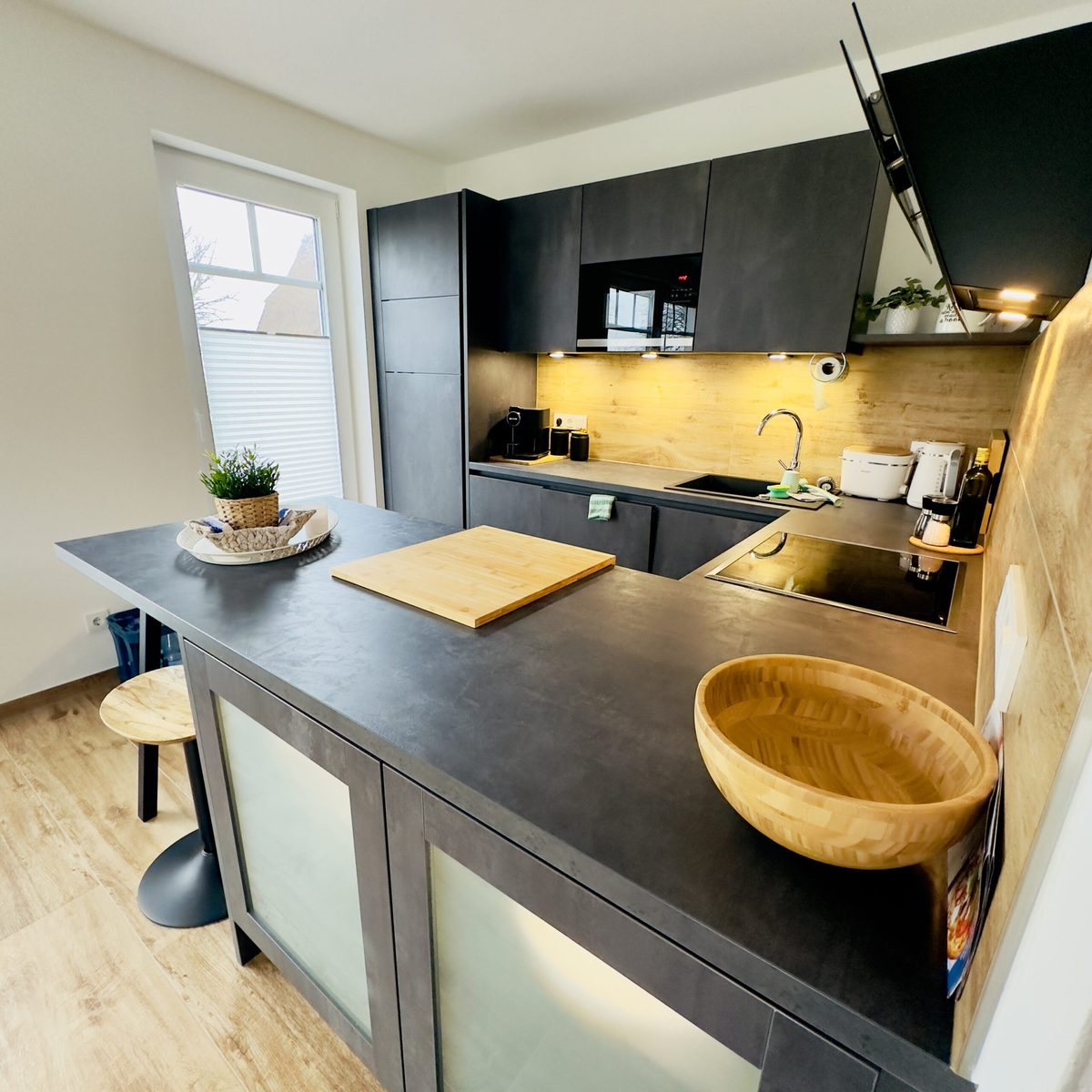 Stilvolle Küchenzeile im ‘KiteZeit’ Ferienhaus – perfekt ausgerüstet für Selbstversorger.