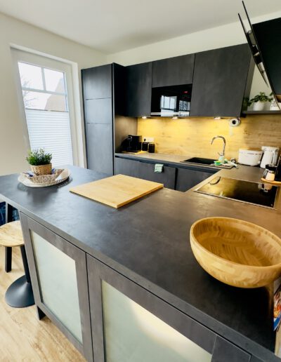 Stilvolle Küchenzeile im ‘KiteZeit’ Ferienhaus – perfekt ausgerüstet für Selbstversorger.