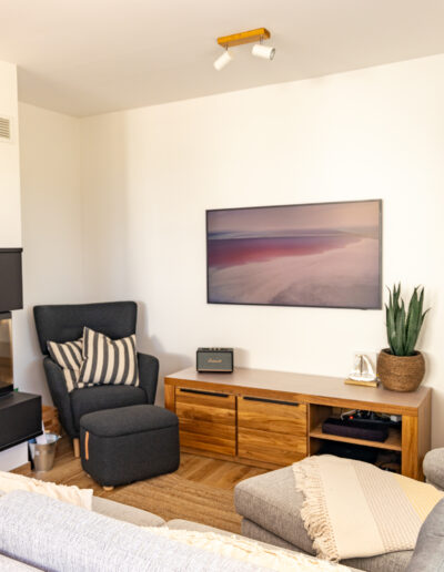 Behagliches Wohnzimmer mit stilvoller Einrichtung und warmen Farben.