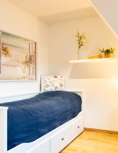 Behagliches, kleines Schlafzimmer mit ausziehbarem Bett für bis zu zwei Personen und heiterer Stranddeko.